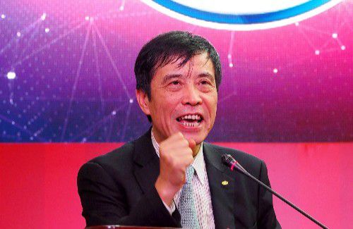 他原本是科学家，致力于研究传说中的魔法，最终他释放了被沙赞封印的黑亚当，但被闪电击中，右眼自此拥有看出灵异生物的能力